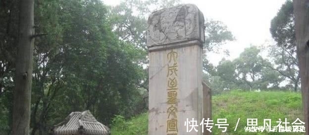 康熙|康熙帝在孔子墓前迟迟不跪,大臣用黄布遮住1个字,他乖乖跪拜