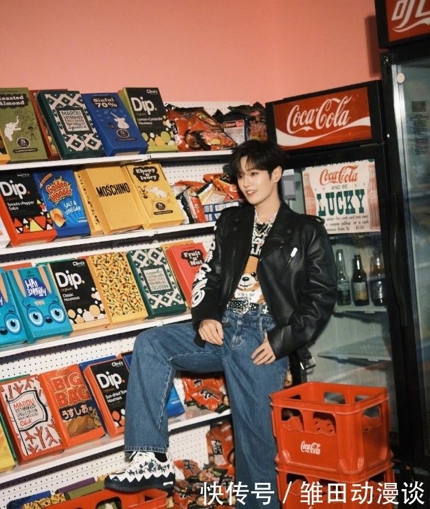 李汶翰新剧开机,穿黑皮夹克配卡通内搭,期待“周灿学长”来袭