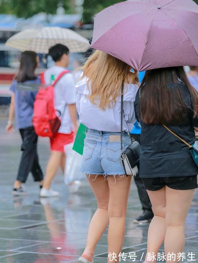 洞裤 大翻领一字肩衬衣搭配毛边破洞裤，时尚休闲，简约俏皮！