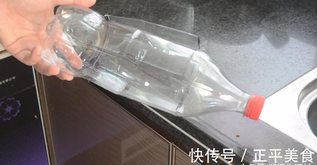 大号塑料瓶别扔了, 剪一刀, 放在厨房里太实用了, 看到的人都夸好