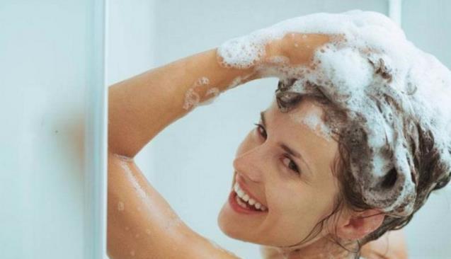 发质|头发隔多久洗一次才好?或许很多人都做错了,难怪头发越掉越厉害