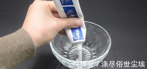 年前大扫除,玻璃太脏别用水擦了,只需喷一点它,干净透亮无水印