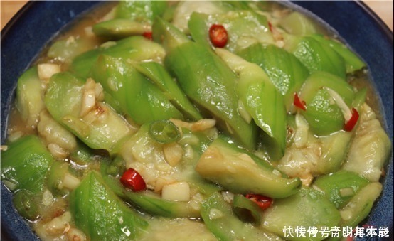 炒丝瓜有人焯水,有人直接炒,难怪不好吃,饭店大厨教你正确做法