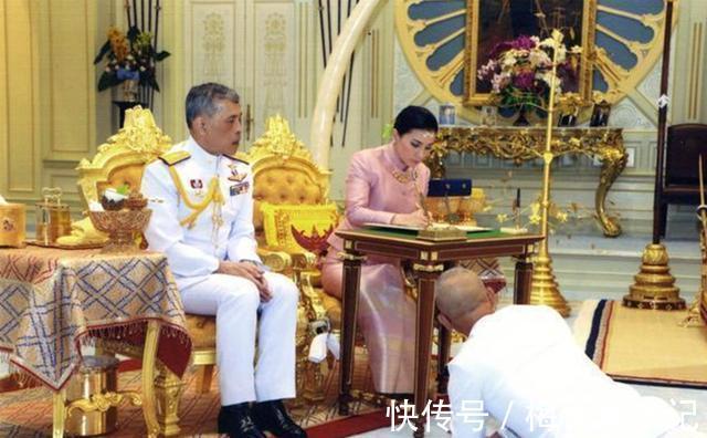 玛哈#同是签文件:苏提达跪地签,诗妮娜躲角落签,泰王却为西拉米铺纸