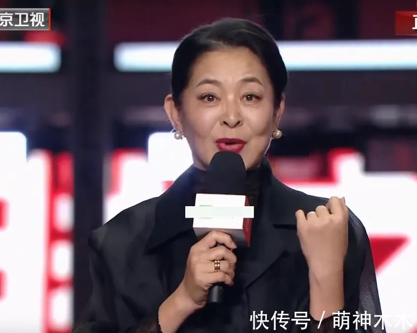 北京购物晚会状况多：白敬亭唾沫星子直飞，周海媚害怕升降台吓爬