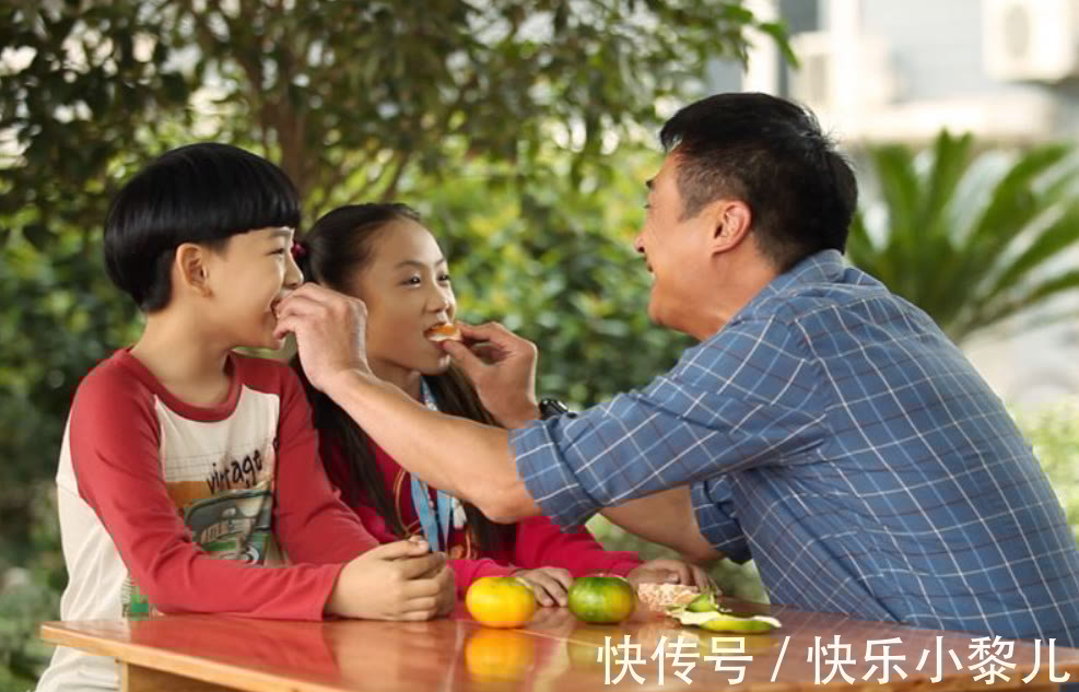 阳台上|双胞胎弟弟把姐姐欺负哭,被父亲赶到阳台思过,家有姐弟咋教育?