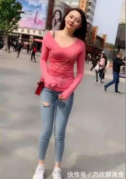 包包|花季少女斜肩上衣搭配紧身牛仔裤出门,运动范十足,美丽不减分!