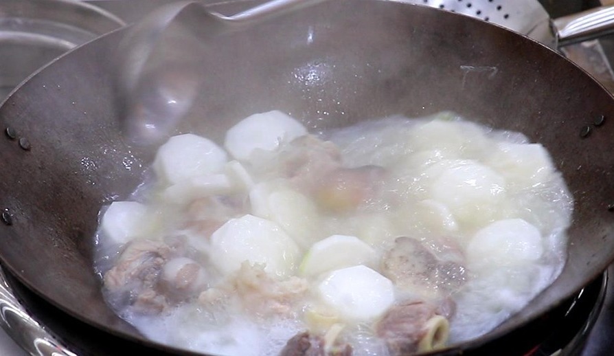 炖大骨头汤切记不要直接炖，厨师长教你一招，汤浓无腥味，味道鲜