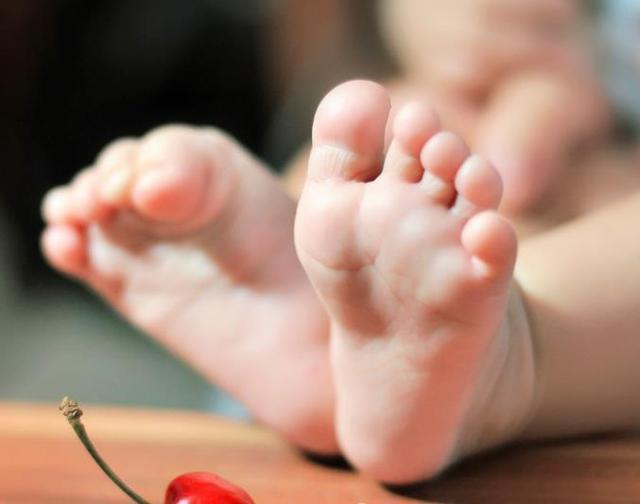 儿科医生|宝宝到底能不能光脚,儿科医生发话了!现在看到还不晚