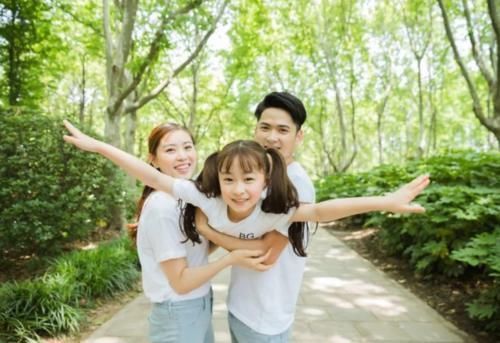 知识|“我女儿才9岁!”妈妈怒斥老师教性知识,网友:坏人会嫌你孩子小?