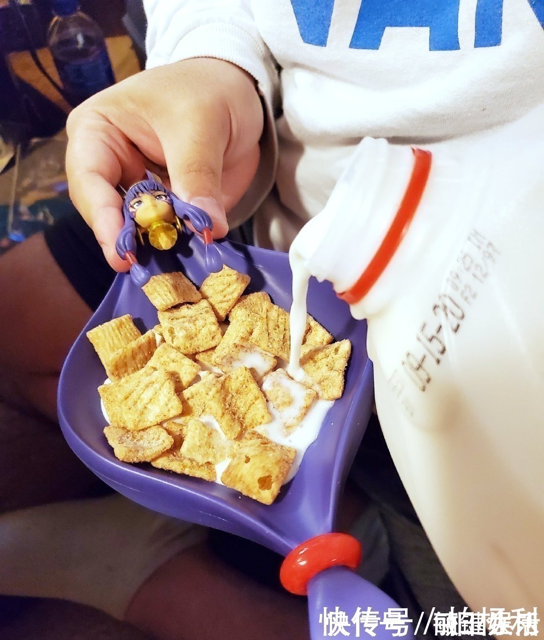 二次元|国外宅男用手办冲燕麦片,虽说价格便宜,但也太过“胡作非为”!