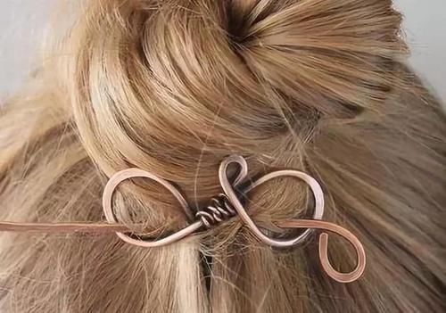 最简单的发型,配上最有创意的发饰,这个春夏,做最水灵的女孩