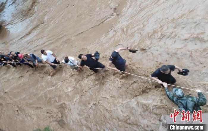 救援|暴雨致车辆被淹市民被困 重庆消防员搭人墙营救