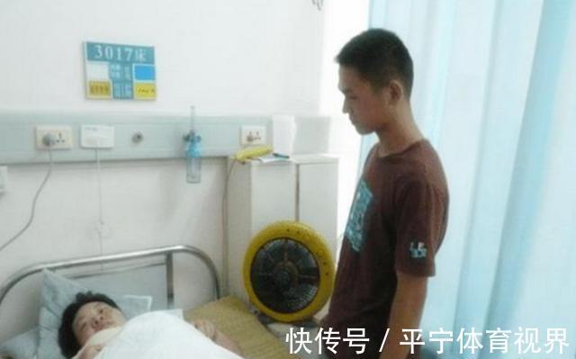 怀孕期间|男孩陪46岁妈妈待产,被医生夸赞孝顺,孕妈:他是宝宝的爸爸