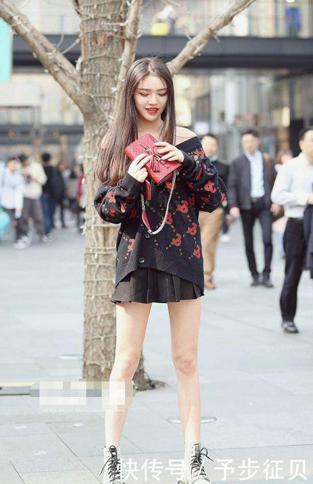 路人|路人街拍美女黑色的半裙搭配一条半透的丝袜,非常的甜美