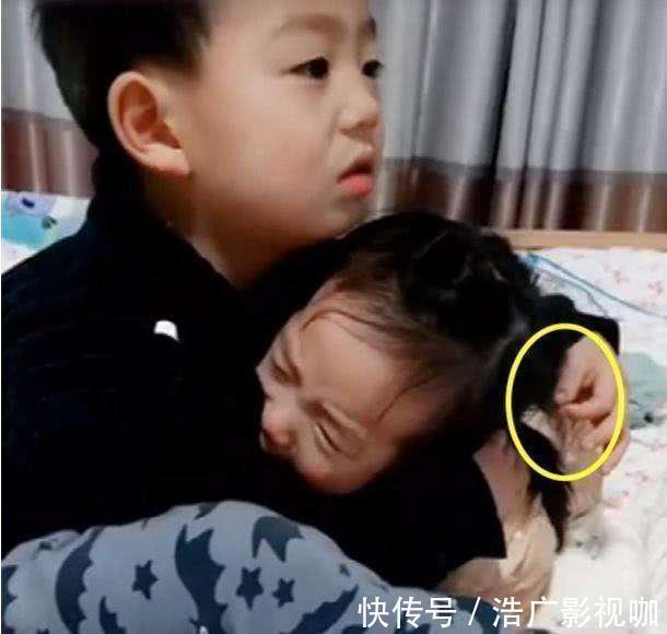 二胎家庭|妹妹犯错被妈妈凶,幸有暖心哥哥抱紧安慰,网友又骗咱生二胎!