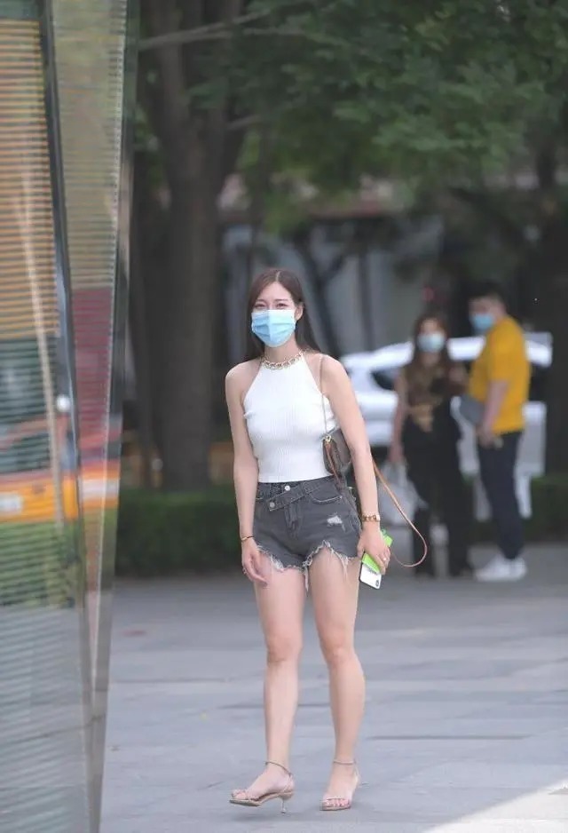 深灰色 美女搭配一条低腰灰色牛仔短裤,显瘦又时尚