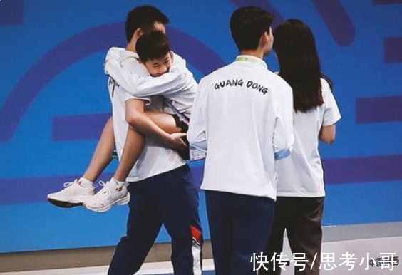 谢思埸|广东队第一团宠!和师哥谢思埸比心互动，被陈艺文师姐熊抱离开