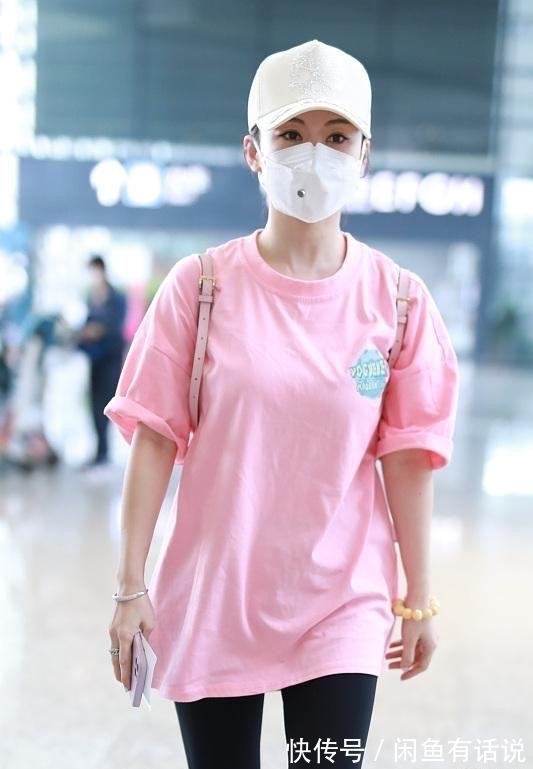 搭配|潘晓婷罕见走机场,穿粉T配瑜伽裤像小姑娘,39岁身材保持得真好