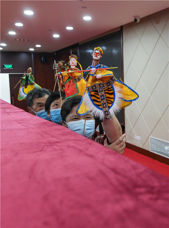 黄浦|关爱失能失智老人 黄浦闵行两区三街镇老人演绎“手掌木偶戏”