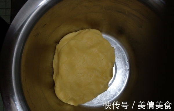 瓜瓣儿|南瓜别再煮粥,教你一种新吃法,比南瓜饼还要香,上桌都抢着吃!