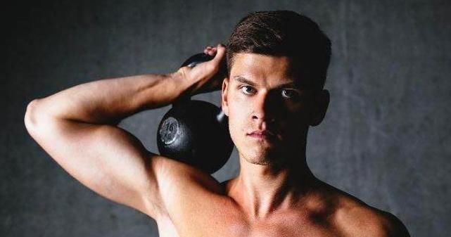 俯卧撑|男人45岁之后，还能做到4个动作就偷着乐吧，说明身体素质还不错