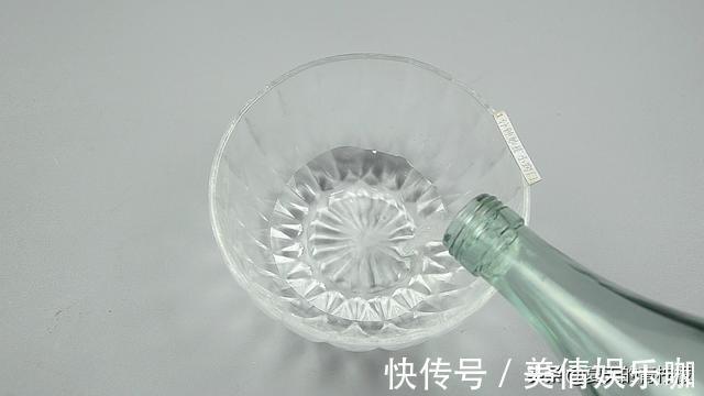 每次洗衣服前倒一碗，不管多脏的衣服，洗完后洁白如新，又学一招