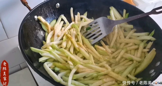 1个茄子,3个辣椒,教你茄子不发黑不油腻的做法,香辣可口下饭