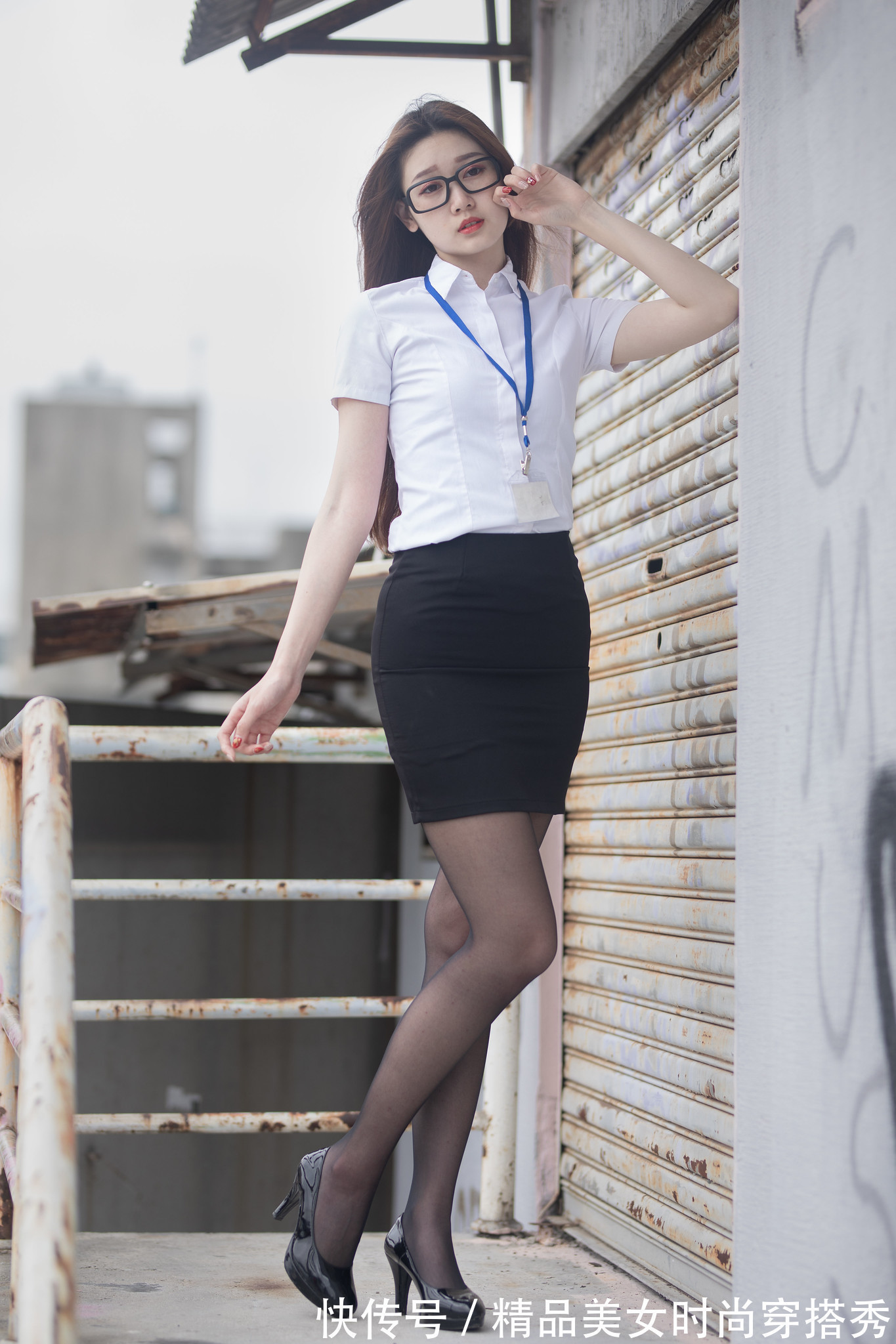 衬衫 白色衬衫干练又经典,搭配包臀黑色短裙,修身又有型