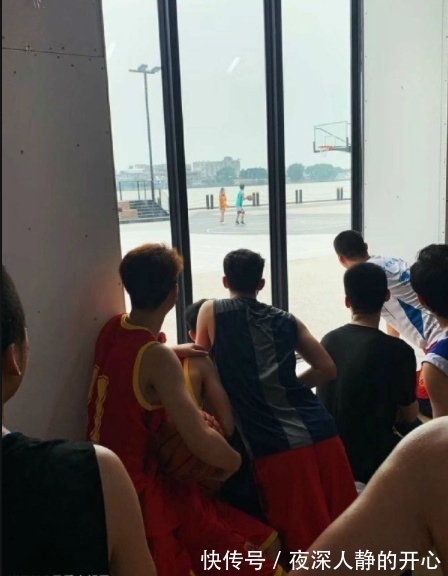 |开心笑话:老婆和丈母娘很像,有次我踢了丈母娘一脚