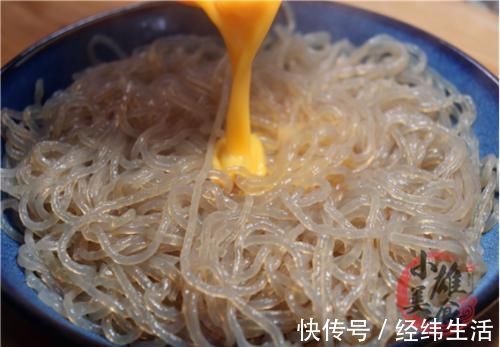 美味|粉条里打2个鸡蛋，从没见过这做法，操作实在太厉害，营养又美味