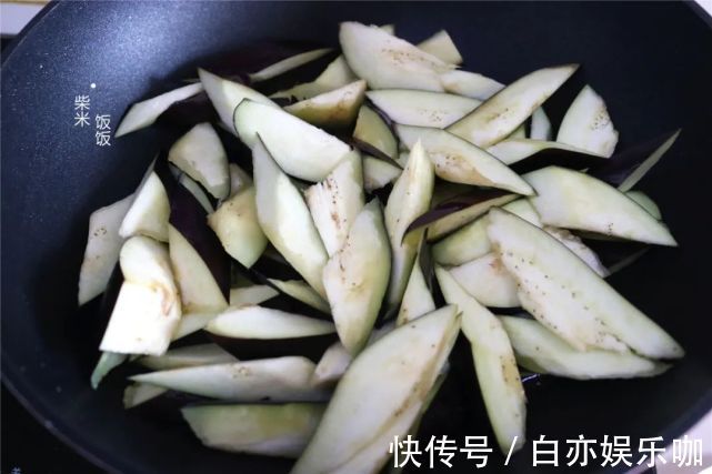 茄子|茄子简单又好吃的做法，不用油炸，不用腌，软烂鲜香赛过吃肉