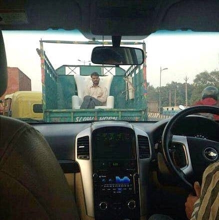 |搞笑图片幽默段子笑话：好能干的猫咪啊，还会修车么？哈哈哈