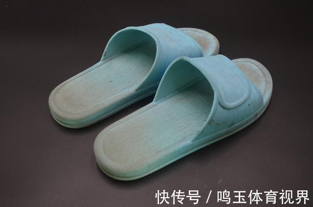 不管拖鞋多脏多黑,简单的泡一泡,拖鞋立马干净如新