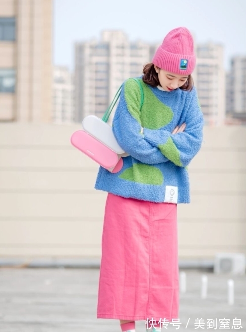 牛仔 今年火了一种穿法叫“毛衣+半身裙”,甜美温柔有格调,谁穿谁美