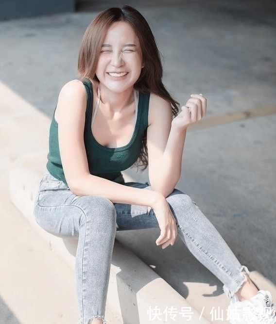 诱人 高腰背心时髦又性感搭配牛仔裤简约利落，很是迷人