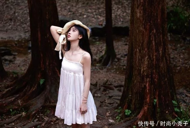 鞠婧祎白色吊带连衣裙性感写真，减龄清凉还显白，立马变女神