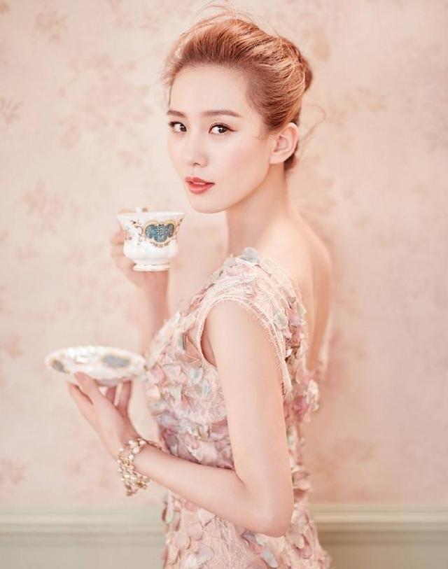 波波头 女人别再披头散发了,很显老!今年流行这5款发型,时髦有气质