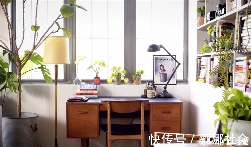 夫妻俩|夫妻俩住进83㎡阁楼公寓,书架墙当隔断,现代乡村风又暖又舒适