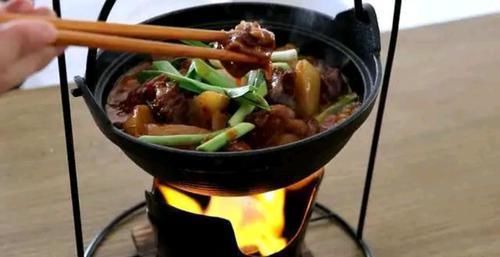 睡眠|晚上总睡不着怎么办？睡前少做3事，1种果仁泡水喝，帮助缓解失眠