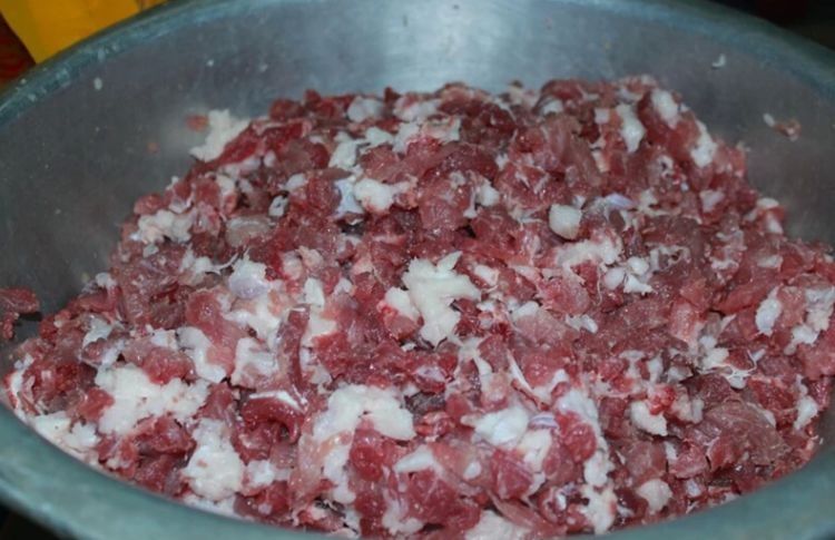 灌香肠有窍门，牢记一点，灌出的香肠口感好味道香，不怕发霉发臭