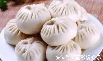 蒸包子时别直接上锅蒸,多加一个步骤,蒸出的包子松软美味可口