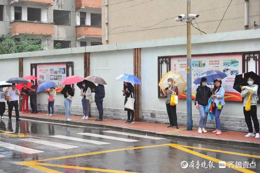 考点|作文大赛开考后，考点外家长雨中候考