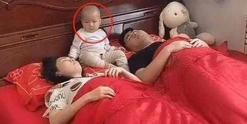 睡眠质量|一家三口睡觉照片曝光,爸妈熟睡宝宝坐一旁,宝宝这家长真难带