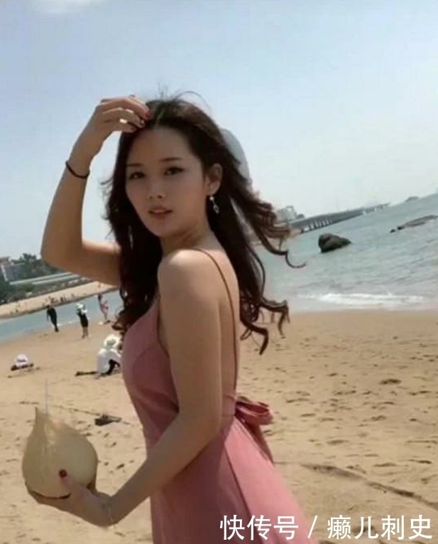 街拍:第一位美女纤细的身材,飘逸的长发很是迷人,海都没有你美