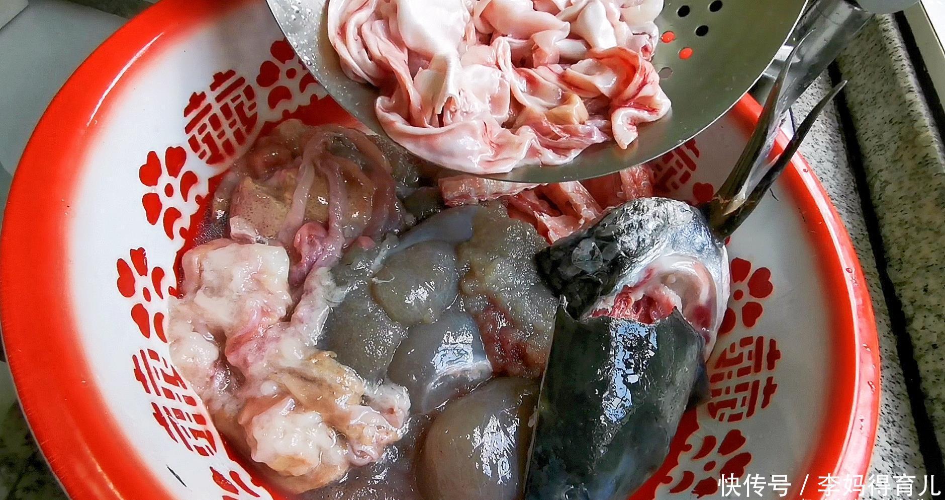 鱼杂火锅的做法,鱼籽入口即化,鱼泡爽滑脆口,味道很正宗