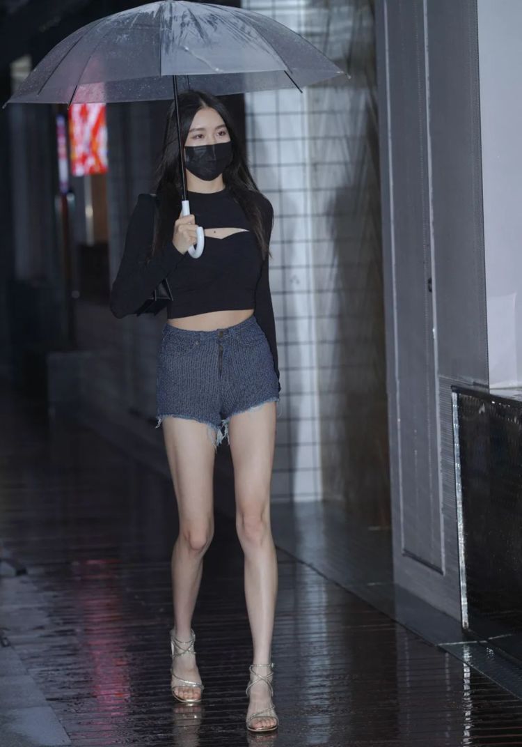 黑色 黑色上衣,与牛仔裤搭配,清新舒适,尽显霸气御姐范