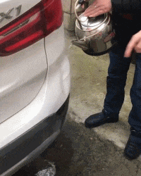 |搞笑GIF：碰瓷的后果很严重，哥们你要谨慎