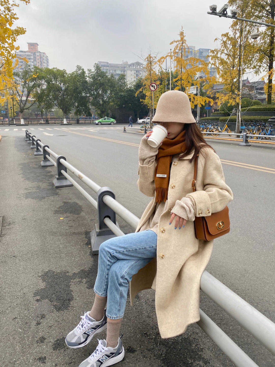 女生|秋季,小个子女生怎么穿搭?大衣搭配牛仔裤显高显瘦,高级又时髦