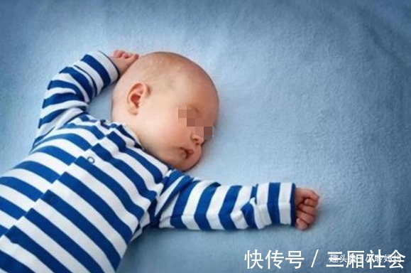 枕头|为何新生儿睡觉时喜欢高举双手里面藏有大学问,父母要知道